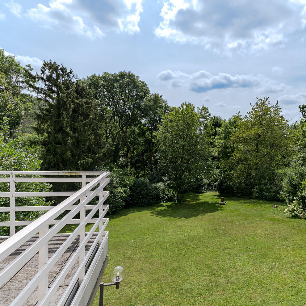 zum Verkauf, Blick von Balkon auf Parkgrundstück in Königstein i. Ts.